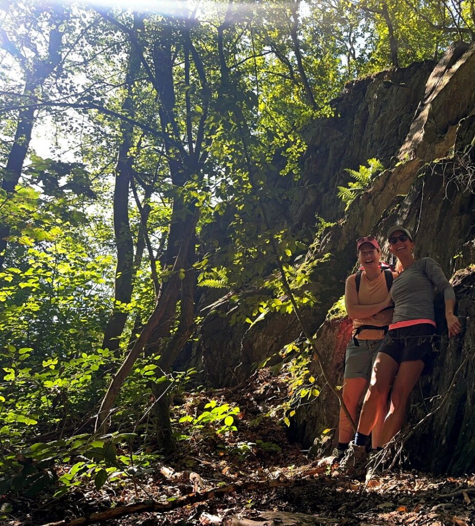 Wandelaars die het bos verkennen tijdens een packraft-trail in de Duitse Eifel