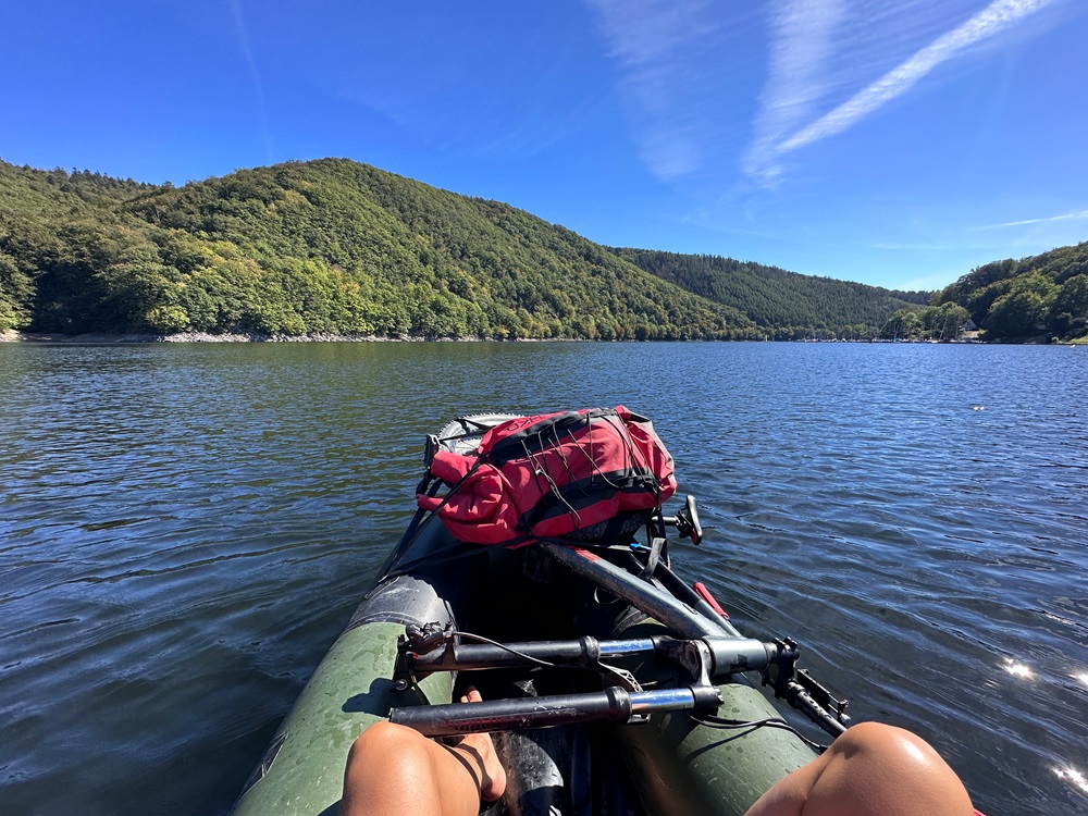 Drijvende packraft op de Rursee tijdens een packraft-avontuur
