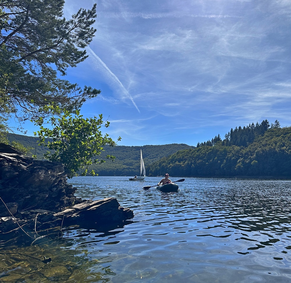 Peddelen in een packraft op de Rursee in de Duitse Eifel