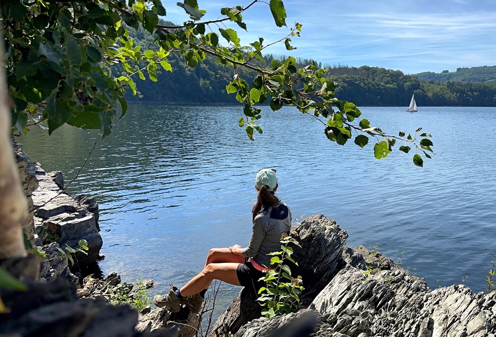 Uitzicht over de Rursee tijdens een packraft-avontuur in Duitsland
